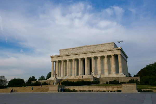 기념비는 잔디와 배경을 배경으로 사진을 찍었다 워싱턴 기념비 — 스톡 사진