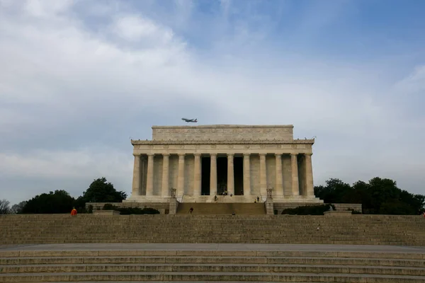 기념비는 잔디와 배경을 배경으로 사진을 찍었다 워싱턴 기념비 — 스톡 사진