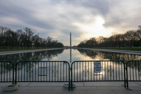 Hermoso Paisaje Monumento Lincoln Contra Hermoso Cielo Atardecer Reflejado Mirror — Foto de Stock