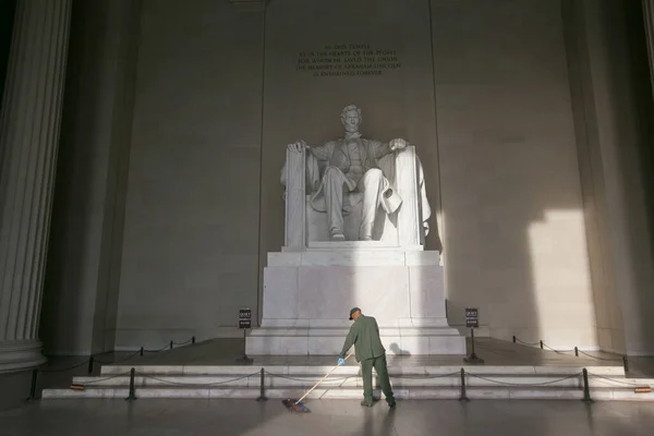 2016年春 美国华盛顿特区 特写镜头 在华盛顿特区的林肯纪念堂 一座由16位美国总统亚伯拉罕 林肯组成的干净雕像 没有游客 — 图库照片