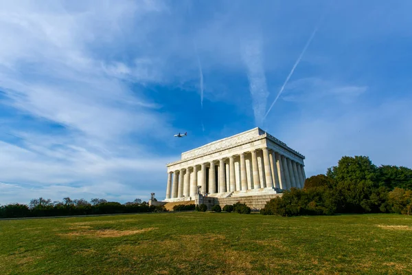 Monumento Lincoln Fotografiado Sobre Fondo Hierba Verde Cielo Azul Monumento —  Fotos de Stock