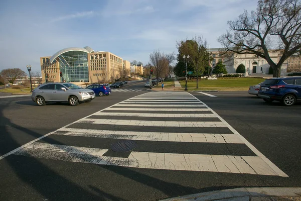 2016 Baharı - Washington DC, ABD - Washington DC 'de ana yoldan geçen boş, bakımlı yaya geçidi