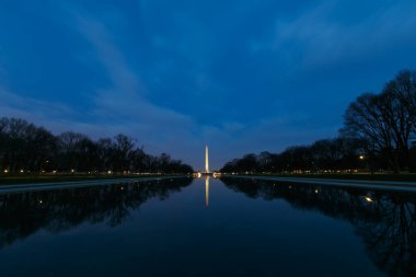 Washington Anıtı, akşam Washington DC 'deki Ayna Göleti' ne yansıyor.