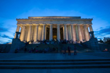 Lincoln Memorial Washington 'da siyah zamanda güzel bir günbatımı gökyüzüne karşı