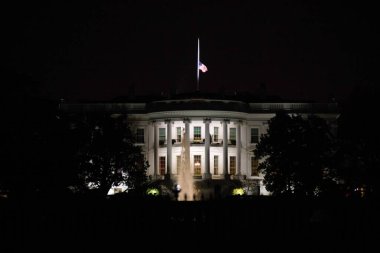 Washington 'daki Beyaz Saray binasını gece aydınlatmış. Beyaz Saray 'a Amerikan bayrağı indirildi.