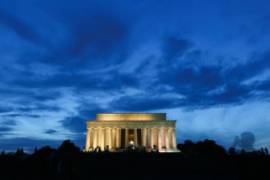 Lincoln Memorial Washington 'da siyah zamanda güzel bir günbatımı gökyüzüne karşı
