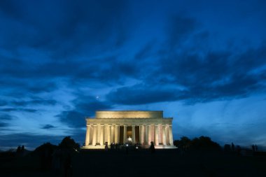 Washington DC 'deki Lincoln Anıtı' nda gün batımının güzel gökyüzüne karşı aydınlandı