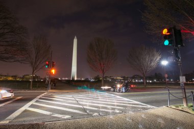 Gece Washington Anıtı 'na giden yaya geçidi