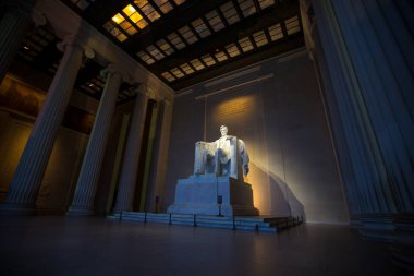 2016 Baharı - Washington DC, ABD - yakın çekim. Washington 'daki Lincoln Anıtı' nda turistler olmadan 16 ABD Başkanı Abraham Lincoln 'ün temiz bir heykeli