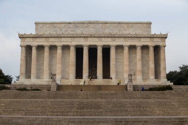 Lincoln Anıtı, yeşil çimlerin ve mavi gökyüzünün arka planında fotoğraflandı. Washington 'daki Lincoln Anıtı