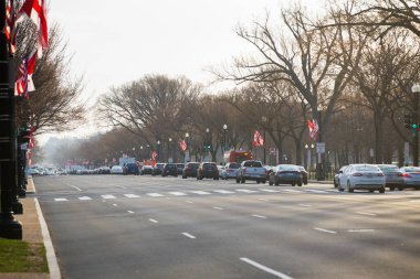 2016 Baharı - Washington DC, ABD - Washington DC 'nin merkezindeki otoyol. Washington şehir trafiği
