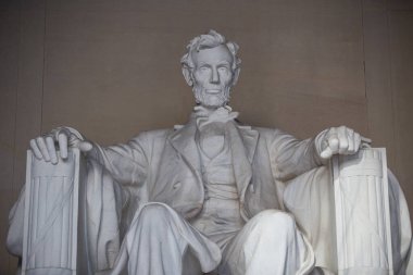 2016 Baharı - Washington DC, ABD - yakın çekim. Washington 'daki Lincoln Anıtı' nda turistler olmadan 16 ABD Başkanı Abraham Lincoln 'ün temiz bir heykeli