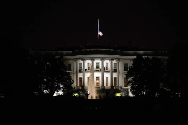 Belyst Vita Huset Byggnad Washington Natten Amerikansk Flagga Sänkt Vitt — Stockfoto