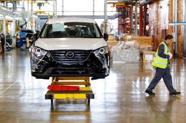 Yaz 2016 - Vladivostok, Primorsky Bölgesi - Otomobil fabrikasının ortasında yeni bir araba duruyor