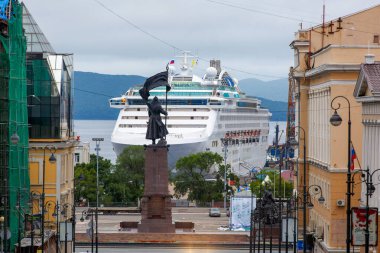 2016 Yazı - Vladivostok, Rusya - Gemi gemisi Vladivostok 'un merkezinde gölgelendi. Gemi Vladivostok 'un tarihi merkezinin arka planında duruyor.