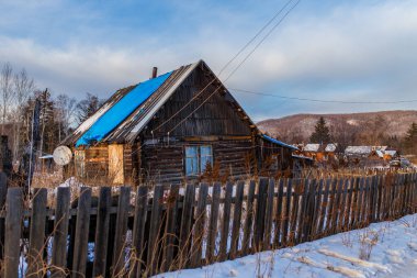 Rus köyü. Karlı bir kışta bir köyde Rus ahşap evi