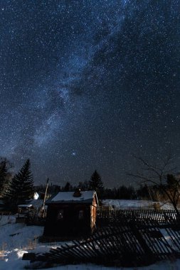 Rus köyü. Primorsky Krai 'nin kuzeyindeki Agzu kış köyünün üzerinde yıldızlı gökyüzü