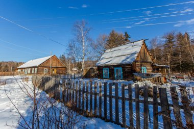 Rus köyü. Karlı bir kışta bir köyde Rus ahşap evi
