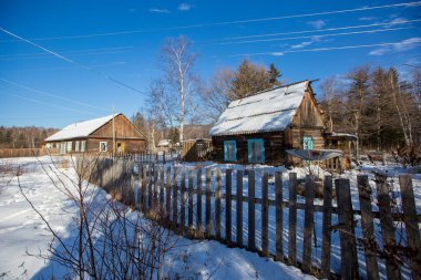 Rus köyü. Karlı bir kışta bir köyde Rus ahşap evi
