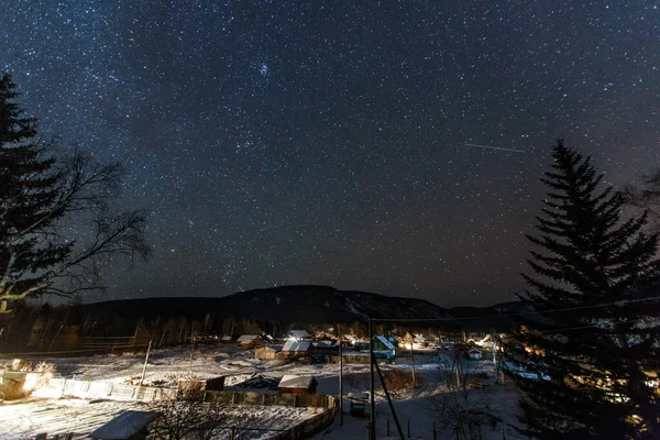 Rus köyü. Primorsky Krai 'nin kuzeyindeki Agzu kış köyünün üzerinde yıldızlı gökyüzü