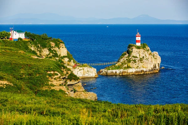 블라디 보스토크의 아름다운 Basargin Lighthouse 입니다 블라니 보스토크의 여름등 바다를 — 스톡 사진