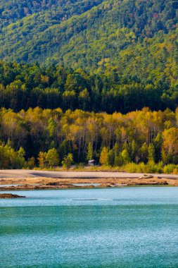 Yukarıdan bak. Kavalerovo köyündeki eski çöplüğün mavi suları. Khrustalnensky maden ve işleme tesisi