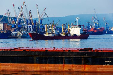 2016 Yazı - Vladivostok, Rusya - Vladivostok 'taki Golden Horn Körfezi' nde bir ticaret gemisi yol kenarında duruyor