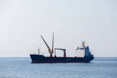 2016 Yazı - Vladivostok, Rusya - Vladivostok 'taki Golden Horn Körfezi' nde bir ticaret gemisi yol kenarında duruyor