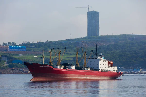 Лето 2016 года - Владивосток, Россия - Торговое судно стоит на пристани в заливе Золотой Рог во Владивостоке — стоковое фото
