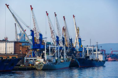 2016 yazı - Vladivostok, Rusya - Vladivostok Deniz Limanı. Ticari bardak altlıkları Vladivostok ticari limanında yükleniyor..
