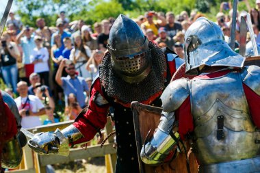 Şövalye Turnuvası. Ortaçağ restoratörleri şövalye turnuvasında zırhlı kılıçlarla savaşırlar.