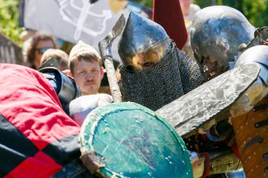 Şövalye Turnuvası. Ortaçağ restoratörleri şövalye turnuvasında zırhlı kılıçlarla savaşırlar.