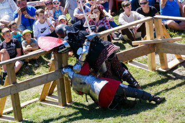 Şövalye Turnuvası. Ortaçağ restoratörleri şövalye turnuvasında zırhlı kılıçlarla savaşırlar.