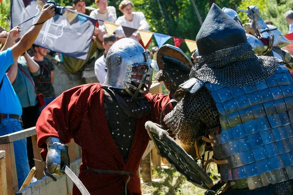 Torneo Caballeros Los Restauradores Medievales Luchan Con Espadas Armadura Torneo —  Fotos de Stock