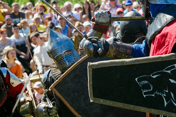 Torneo Caballeros Los Restauradores Medievales Luchan Con Espadas Armadura Torneo —  Fotos de Stock