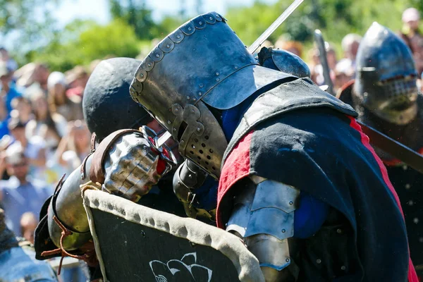 Torneo Caballeros Los Restauradores Medievales Luchan Con Espadas Armadura Torneo —  Fotos de Stock