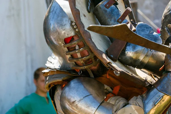 骑士锦标赛 中世纪的复原者在一场骑士式的比赛中拿着盔甲的剑战斗 — 图库照片