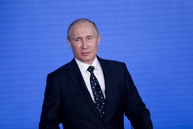 Eylül 2016 - Vladivostok, Rusya - Rusya Devlet Başkanı Vladimir Putin mavi duvarda dururken konuştu. Yakın plan..