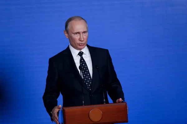 Orosz Föderáció Elnöke Vlagyimir Putyin Pódium Mögött Áll Egy Kék — Stock Fotó