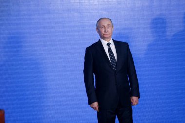 Putin, Vladivostok 'taki Doğu Ekonomik Forumu sırasında mavi duvarda düzenlenen basın toplantısında duruyor.