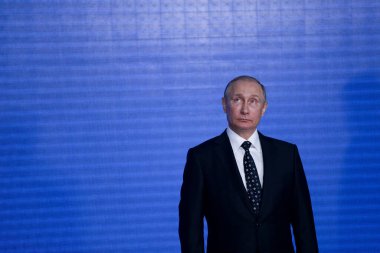 Putin, Vladivostok 'taki Doğu Ekonomik Forumu sırasında mavi duvarda düzenlenen basın toplantısında duruyor.