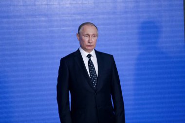 Putin, Vladivostok 'taki Doğu Ekonomik Forumu sırasında mavi duvarda düzenlenen basın toplantısında duruyor.