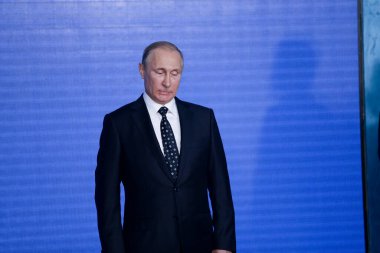 Putin, Vladivostok 'taki Doğu Ekonomik Forumu sırasında mavi duvarda düzenlenen basın toplantısında duruyor.