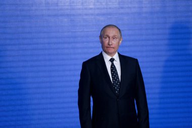 Putin, Vladivostok 'taki Doğu Ekonomik Forumu sırasında mavi duvarda düzenlenen basın toplantısında duruyor.