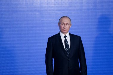 Putin, Vladivostok 'taki Doğu Ekonomik Forumu sırasında mavi duvarda düzenlenen basın toplantısında duruyor.