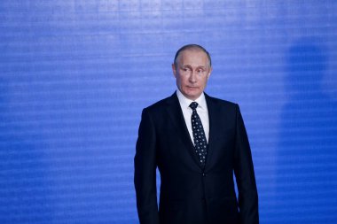 Putin, Vladivostok 'taki Doğu Ekonomik Forumu sırasında mavi duvarda düzenlenen basın toplantısında duruyor.