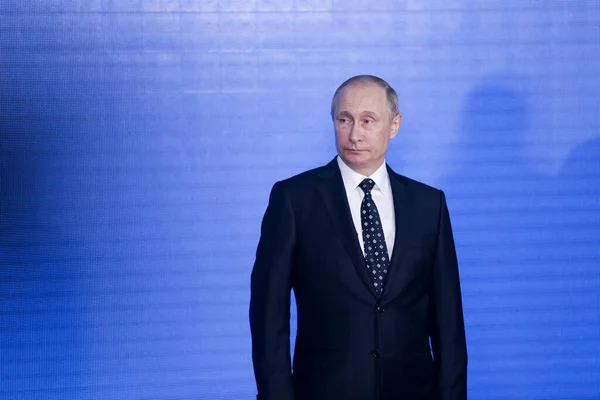 Putyin Keleti Gazdasági Fórum Sajtótájékoztatóján Áll Vlagyivosztokban Kék Falnál — Stock Fotó