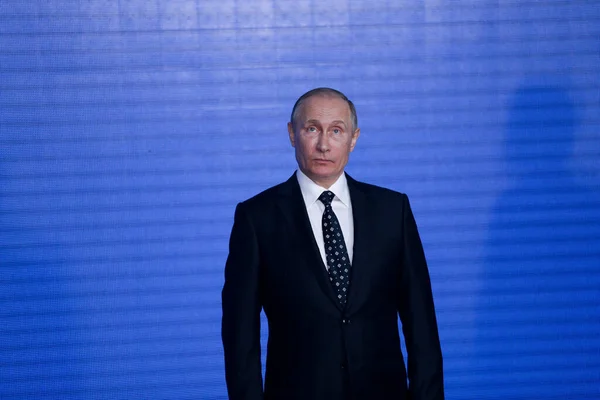 Putyin Keleti Gazdasági Fórum Sajtótájékoztatóján Áll Vlagyivosztokban Kék Falnál — Stock Fotó