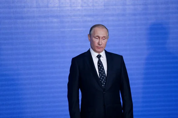 Putin Seisoo Lehdistötilaisuudessa Itäisen Talousfoorumin Aikana Vladivostokissa Sinisellä Seinällä — kuvapankkivalokuva