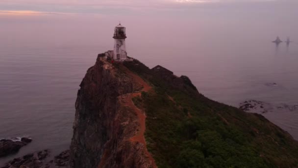 从上面看在晴朗的黎明时分 在蓝海的背景下 站在陡峭的悬崖上 飞越鲁德尼 布里纳 — 图库视频影像